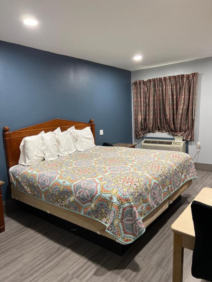 Budget Inn Hallettsville Exterior photo